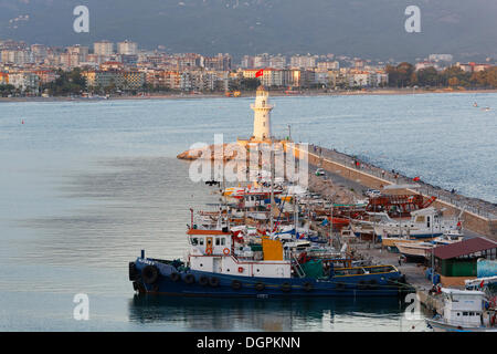 Porto di pesca, Pier e il faro, Alanya, Riviera Turca, Provincia di Antalya, Regione Mediterranea, Turchia Foto Stock