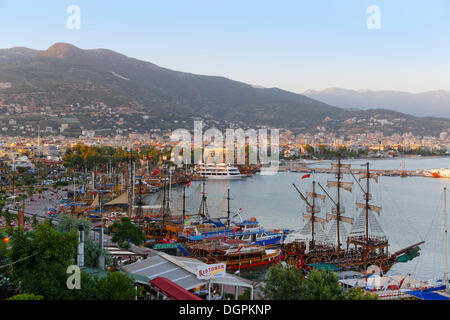 Escursione barche nel porto, Alanya, Riviera Turca, Provincia di Antalya, Regione Mediterranea, Turchia Foto Stock