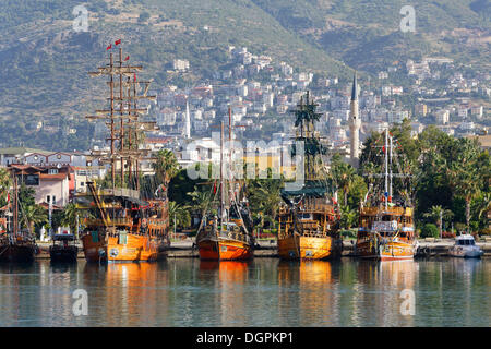 Escursione barche nel porto, Alanya, Riviera Turca, Provincia di Antalya, Regione Mediterranea, Turchia Foto Stock