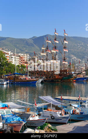 Barche da pesca e gite in barca nel porto, Alanya, Riviera Turca, Provincia di Antalya, Regione Mediterranea, Turchia Foto Stock