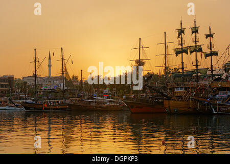 Gite in barca nel porto di La luce della sera, Alanya, Riviera Turca, Provincia di Antalya, Regione Mediterranea, Turchia Foto Stock