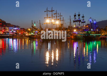 Escursione barche nel porto, Alanya, Riviera Turca, Provincia di Antalya, Regione Mediterranea, Turchia Foto Stock