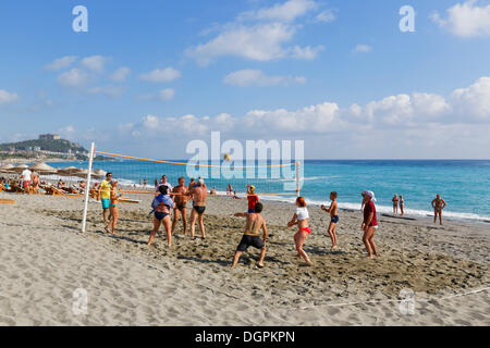 Persone che giocano a pallavolo sulla spiaggia Keykobat, Mahmutlar, Alanya, Riviera Turca, Provincia di Antalya, Regione mediterranea Foto Stock