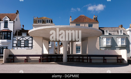 Un insolito lungomare concrete shelter, risalenti agli anni cinquanta, ricorda l'età di Art Deco Foto Stock