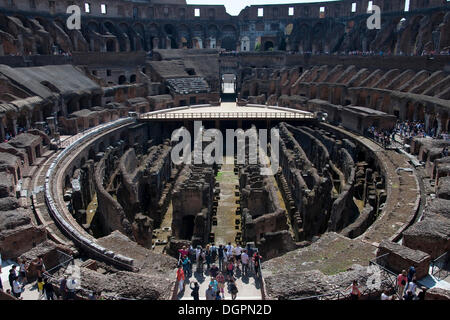 Vista interna del Colosseo a Roma, Italia, Europa Foto Stock