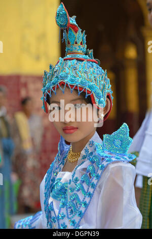 Ragazza buddista vestita a celebrare la cerimonia novitiation, Mahamuni Pagoda, Mandalay Mandalay, MYANMAR Birmania Foto Stock