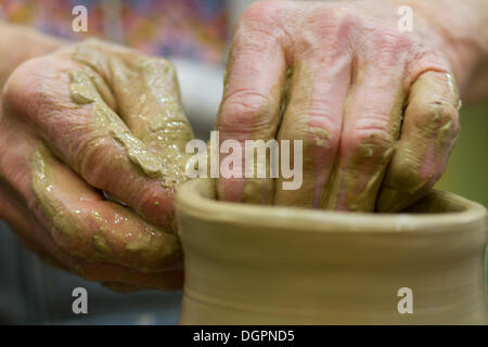 Le mani del russo pittore e scultore Alexey Maksimenko facendo in ceramica, Berlino Foto Stock