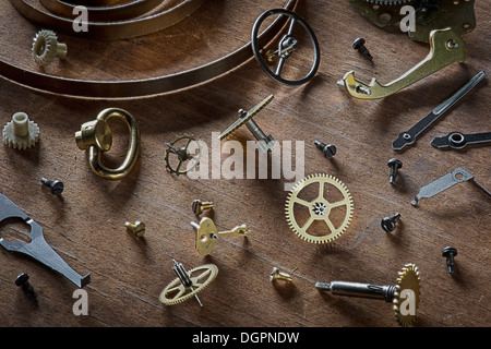 Parti di clock sul banco di lavoro in legno Foto Stock