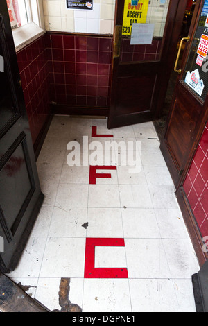 L'ingresso del Parco pub di fronte Kop, Liverpool. La zona è oggetto di un controverso di riqualificazione dello stadio da LFC Foto Stock