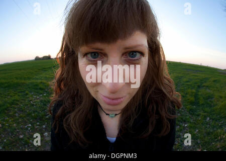 Cross-eyed donna, distorto ritratto Foto Stock