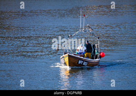 Barca da pesca di lasciare il porto di Whitby, North Yorkshire. Foto Stock