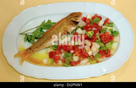 Alle triglie di scoglio fritte con 'piriñaca' (insalata), Cadiz, regione dell'Andalusia, Spagna, Europa Foto Stock