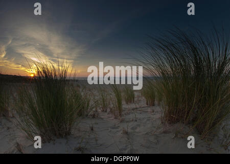 Tramonto sulla costa del Mar Baltico vicino Warnemuende, Meclemburgo-Pomerania Occidentale Foto Stock