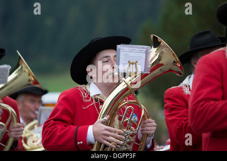 Lettore di ottone del Weissensee marching band in costume tradizionale esibizione presso il festival Naturparkfest in Techendorf Foto Stock