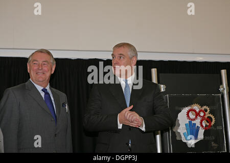 Greenwich, Londra, Regno Unito. 24 ott 2013. Sua Altezza Reale il Duca di York apertura del Royal Greenwich University Technical College Credit: Keith Larby/Alamy Live News Foto Stock