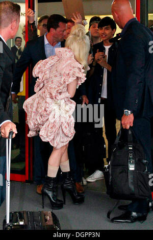 Berlino, Germania. 23 Ott, 2013. Lady Gaga arriva all'aeroporto Tegel di Berlino il 23 ottobre 2013 a Berlino, Germania. Credito: dpa/Alamy Live News Foto Stock