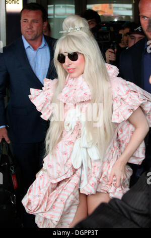 Berlino, Germania. 23 Ott, 2013. Lady Gaga arriva all'aeroporto Tegel di Berlino il 23 ottobre 2013 a Berlino, Germania. Credito: dpa/Alamy Live News Foto Stock