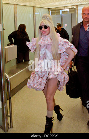 Berlino, Germania. 23 Ott, 2013. Lady Gaga arriva all'aeroporto Tegel di Berlino il 23 ottobre 2013 a Berlino, Germania. Credito: dpa/Alamy Live News Foto Stock