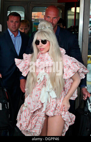 Berlino, Germania. 23 Ott, 2013. Lady Gaga arriva all'aeroporto Tegel di Berlino il 23 ottobre 2013 a Berlino, Germania. Credito: dpa/Alamy Live News Foto Stock