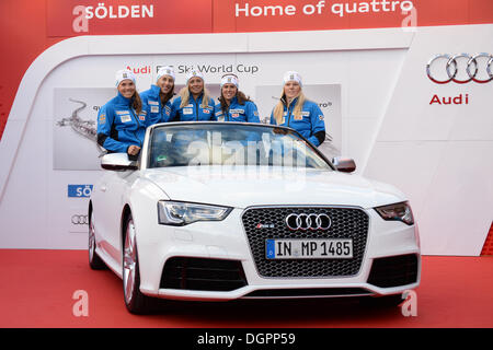 Soelden, Austria. 24 ott 2013. Il team della Svezia durante la Audi conferenza stampa prima della Coppa del Mondo di sci alpino gara di apertura il 21 ottobre 2013 in Soelden Austria, (foto di Mitchell Gunn/ESPA) Credito: Lo sport europeo Agenzia fotografica/Alamy Live News Foto Stock