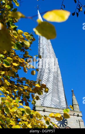 Chesterfield, Derbyshire,UK 24Th October 2013.tempo Fresco è portare fuori i colori dell'autunno e il cielo limpido che circondano la chiesa di St Maryand tutti i Santi e la famosa guglia storta. Credito: Ian Francesco/Alamy Live News Foto Stock