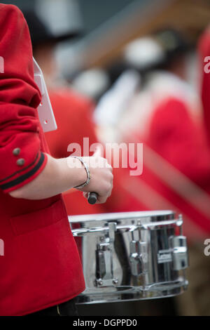 Il batterista del Weissensee marching band in costume tradizionale esibizione presso il festival Naturparkfest in Techendorf, Carinzia Foto Stock