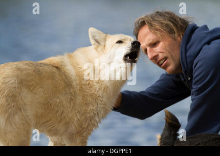 Uomo e un cane che abbaia, Berlino Foto Stock