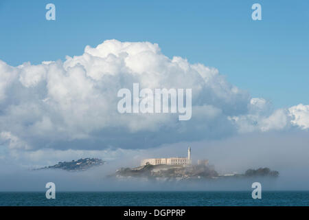 Isola di Alcatraz nella nebbia, Fishermans Wharf di San Francisco, California, Stati Uniti Foto Stock