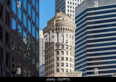 Grattacieli del quartiere finanziario, vecchi e nuovi, in contrasto, il Quartiere Finanziario di San Francisco, California, Stati Uniti Foto Stock