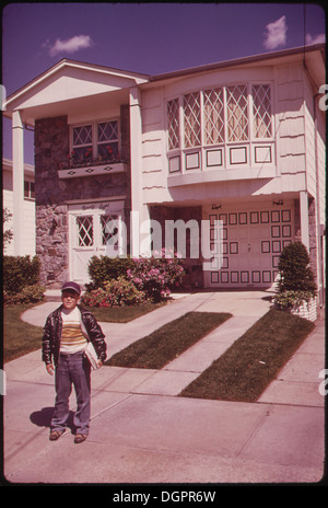 Questa casa di recente costruzione si trova ai margini del Great Kills Park a Staten Island, offrendo una vista panoramica del parco e dei suoi dintorni naturali. La casa fa parte dello sviluppo residenziale della zona. Foto Stock