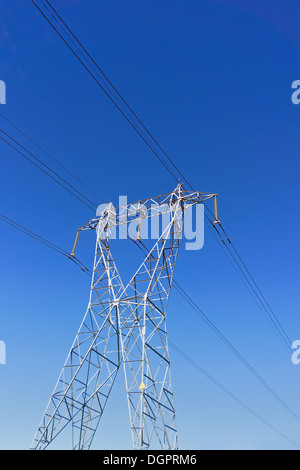 Tensione alta torre di trasmissione contro il cielo blu Foto Stock