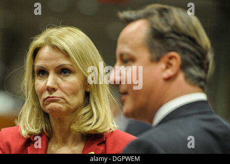 Bruxelles, BXL, Belgio. 24 ott 2013. Primo Ministro britannico David Cameron (R ) e il Primo Ministro danese Helle Thorning Schmidt all'inizio del Vertice europeo di Bruxelles in Belgio su 24.10.2013 da Wiktor Dabkowski Credito: Wiktor Dabkowski/ZUMAPRESS.com/Alamy Live News Foto Stock