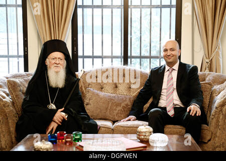 Il Patriarca ecumenico Bartolomeo visiti il consolato turco e il Museo di Ataturk in Salonicco, Grecia il 24 ottobre 2013. Il patriarca ecumenico si è incontrato con il bagno turco Consul Tugrul Biltekin, che hanno girato a lui al Museo Kemal Ataturk. Foto Stock