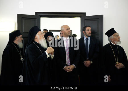 Il Patriarca ecumenico Bartolomeo visiti il consolato turco e il Museo di Ataturk in Salonicco, Grecia il 24 ottobre 2013. Il patriarca ecumenico si è incontrato con il bagno turco Consul Tugrul Biltekin, che hanno girato a lui al Museo Kemal Ataturk. Foto Stock