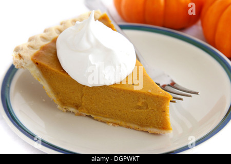 Crema di zucca fetta di torta con la panna montata topping. Foto Stock