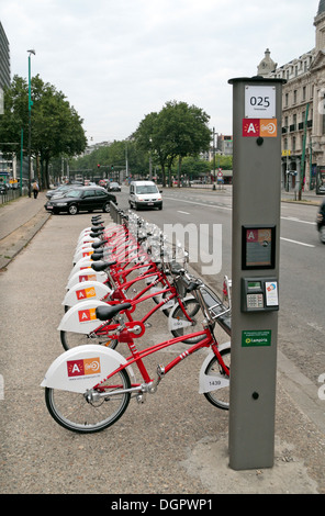 Un velo di noleggio pubblico stazione bicicletta piena di biciclette ad Anversa, in Belgio. Foto Stock