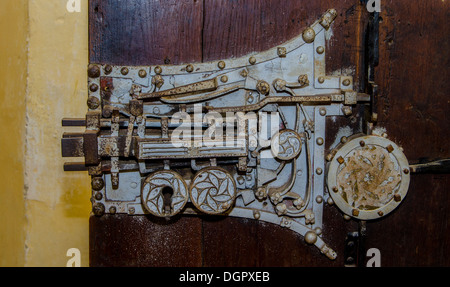 Serratura della porta di una chiesa medioevale in Biertan, uno dei più importanti di Saxon villaggi con chiese fortificate in Transilvania Foto Stock