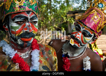 Devoti indù attendere per partecipare a una processione durante la Shiva Gajan Foto Stock