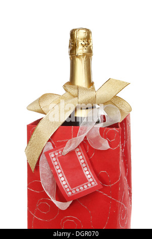 Bottiglia di Champagne in un decorativo borsa regalo legato con un gold bow isolata contro bianco Foto Stock