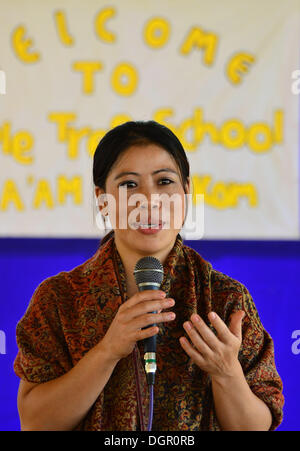 Il Nagaland, India. 24 ott 2013. Le donne indiane campione del pugilato e medaglia olimpica, MC Maria Kom parlare ai bambini durante un'interazione di acero scuola dopo inaugurando il Niathu Sport Festival di Dimapur, India nord orientale di stato del Nagaland giovedì, 24 ottobre 2013. aga militanti del gruppo. Credito: ZUMA Press, Inc./Alamy Live News Foto Stock