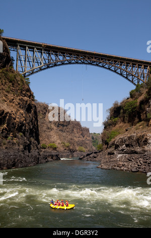 Sport estremi - white water rafting e bungee jumping dal Victoria Falls Bridge, Victoria Falls, Zambia Africa Foto Stock