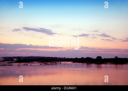 Tramonto sul fiume Zambesi, Zambia Africa Foto Stock