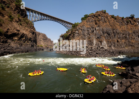 White water rafting sul fiume Zambesi e a Victoria Falls bridge, Zambia lato; adventure holiday travel Foto Stock