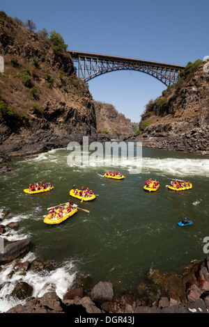 White water rafting sul fiume Zambesi e a Victoria Falls bridge, Zambia lato; adventure holiday travel Foto Stock