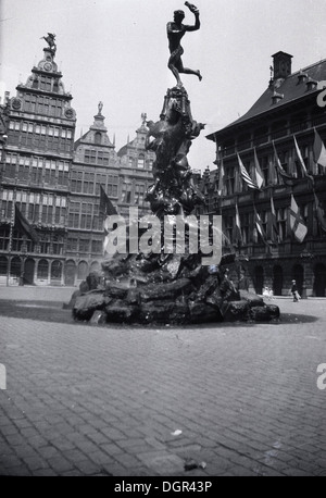 Anni '30, vista storica sulla piazza del Grande mercato o mercato di Grote, Anversa, Belgio, che mostra la fontana di Braco di fronte al municipio della città e gli edifici antichi circostanti. Foto Stock