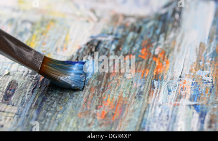 Primo piano della spazzola e la tavolozza dei colori. Foto Stock