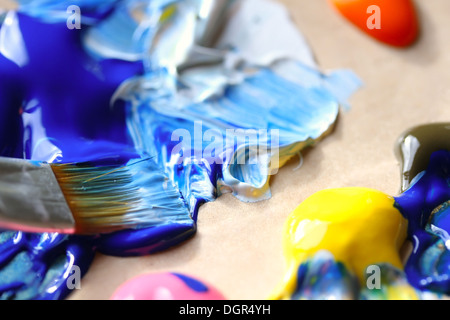 Primo piano della spazzola e la tavolozza dei colori. Foto Stock