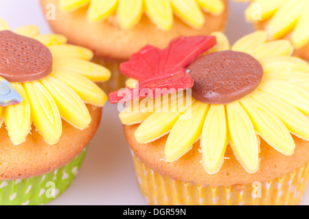 La vaniglia tortine decorate con fiori Foto Stock