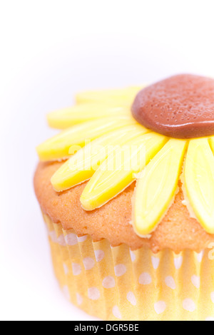 Close up foto di vaniglia tortina con giallo girasole Foto Stock