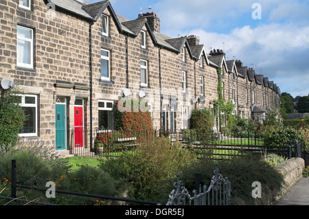 Bridge Avenue, una terrazza di case di pietra a Otley, nello Yorkshire, Inghilterra, Regno Unito Foto Stock